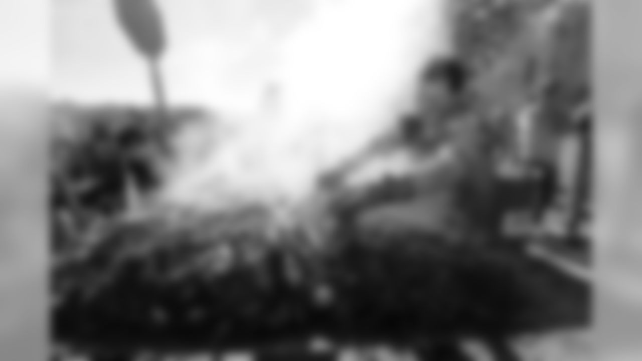 092715tailgating_ea06.jpg