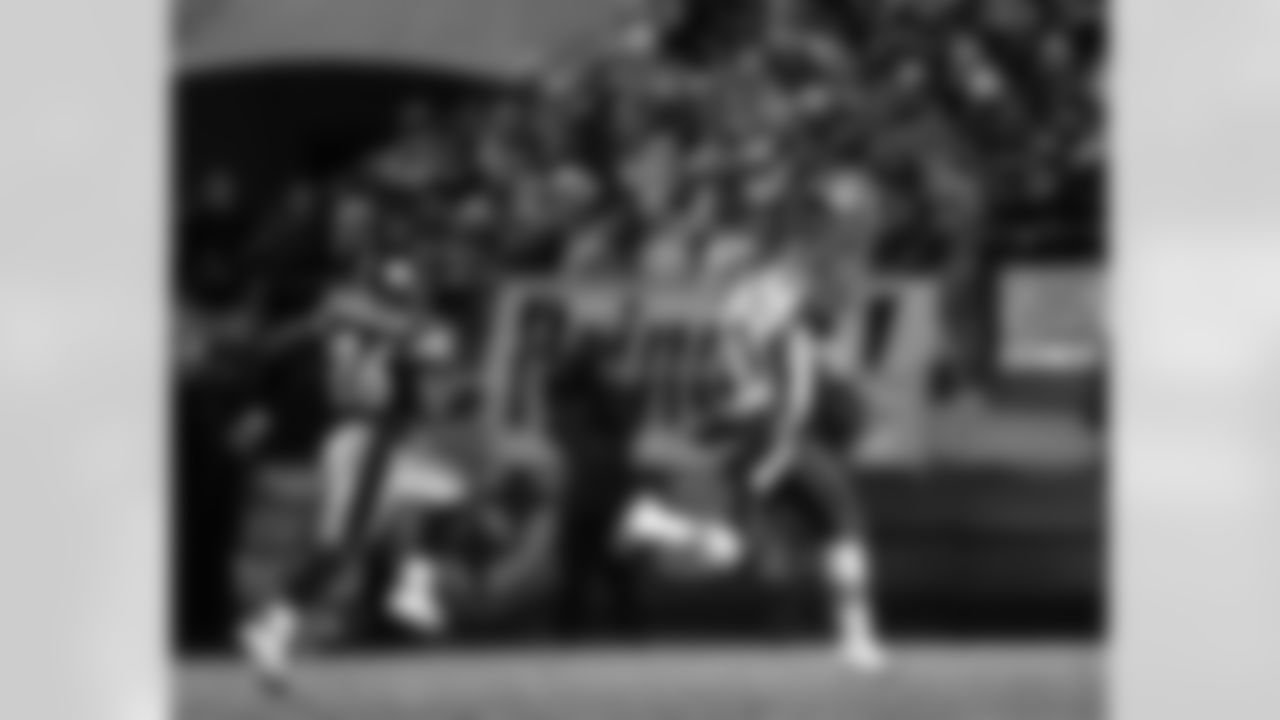 New England used a pair of big plays – a 60-yard TD pass from Tom Brady to Deion Branch and an 87-yard interception return for a touchdown by Rodney Harrison – to jump out to a 24-3 halftime lead en route to a 41-27 victory over the 16-1 Steelers on Jan. 23, 2005. Eugene Wilson also bolstered New England's defense with a pair of interceptions, helping the Patriots reach their third Super Bowl in four years.