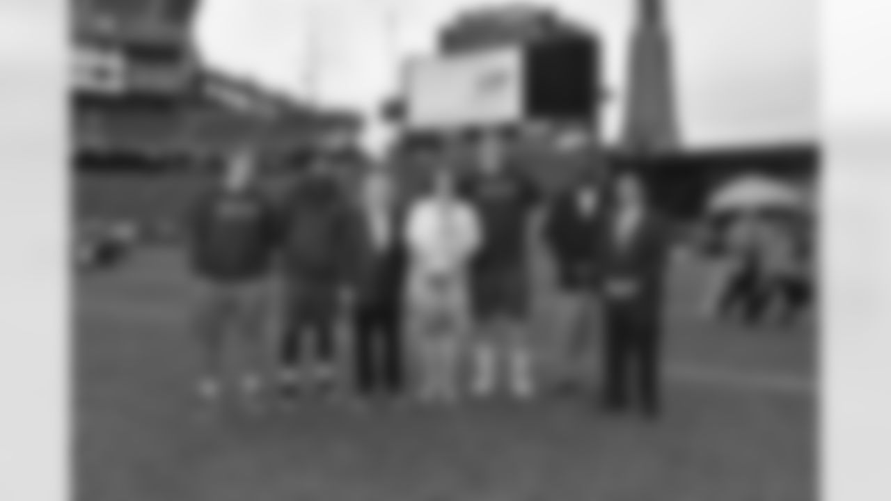 projectsweetpeas_corinnava_field1_small.jpg