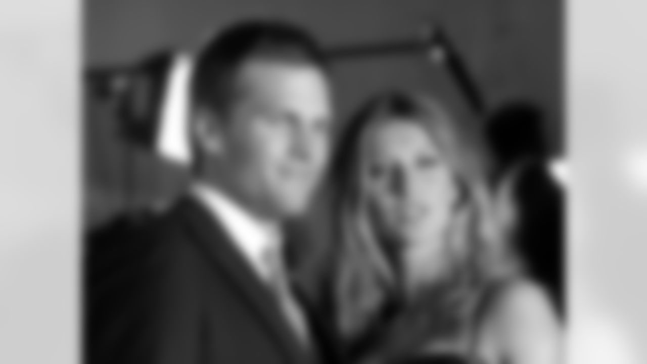 Tom Brady and Gisele Bundchen arrive at the Metropolitan Museum of Art's Costume Institute Gala in New York, on Monday, May 4, 2009. (AP Photo/Peter Kramer)