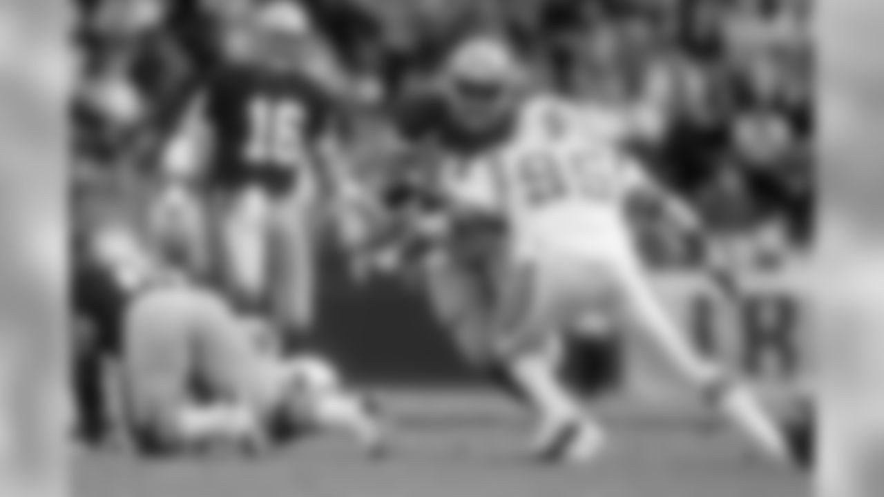 San Francisco 49ers running back Roger Craig (33) heads downfield during an NFL game against the New England Patriots, Sunday, Oct. 22, 1989 in Palo Alto. The 49ers won the game, 37 to 20. (AP Photo/Greg Trott)
