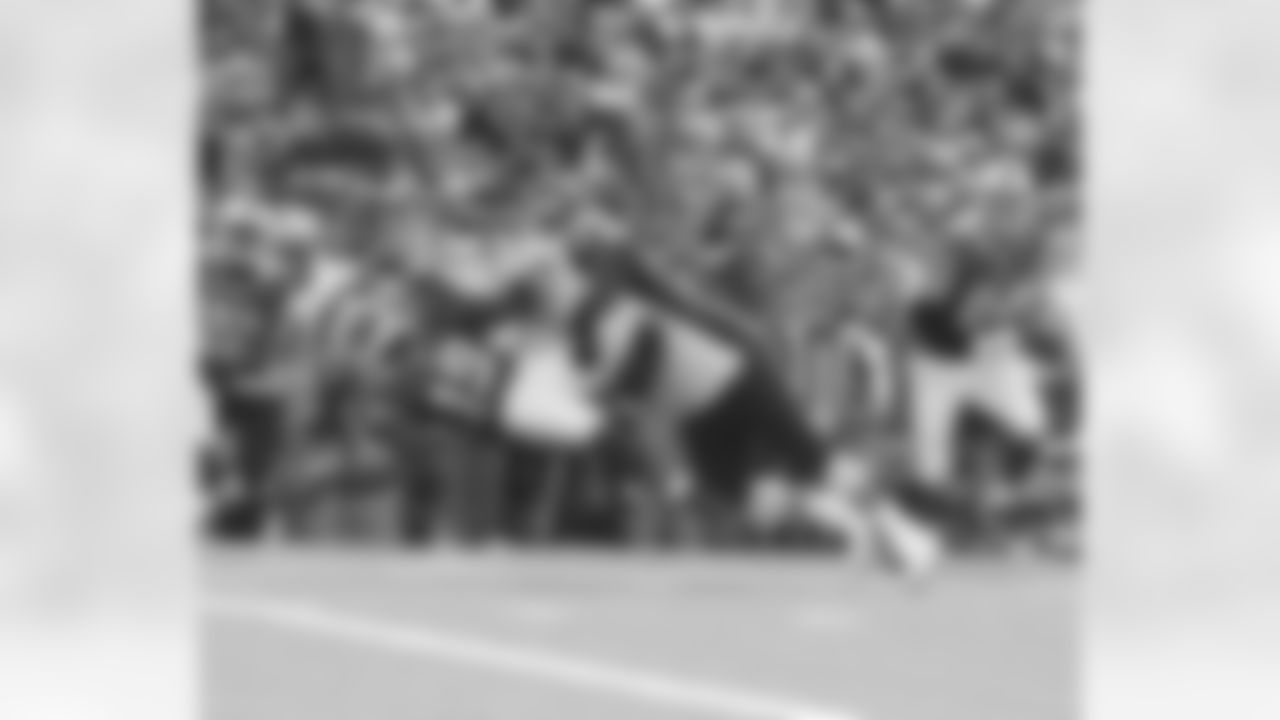 Trailing 14-7 at the break, the Patriots went on a torrid scoring tear, racking up 45 second-half points – 31 in the fourth quarter – in their 52-28 victory over Buffalo on Sept. 30, 2012. New England finished with 580 yards of total offense.