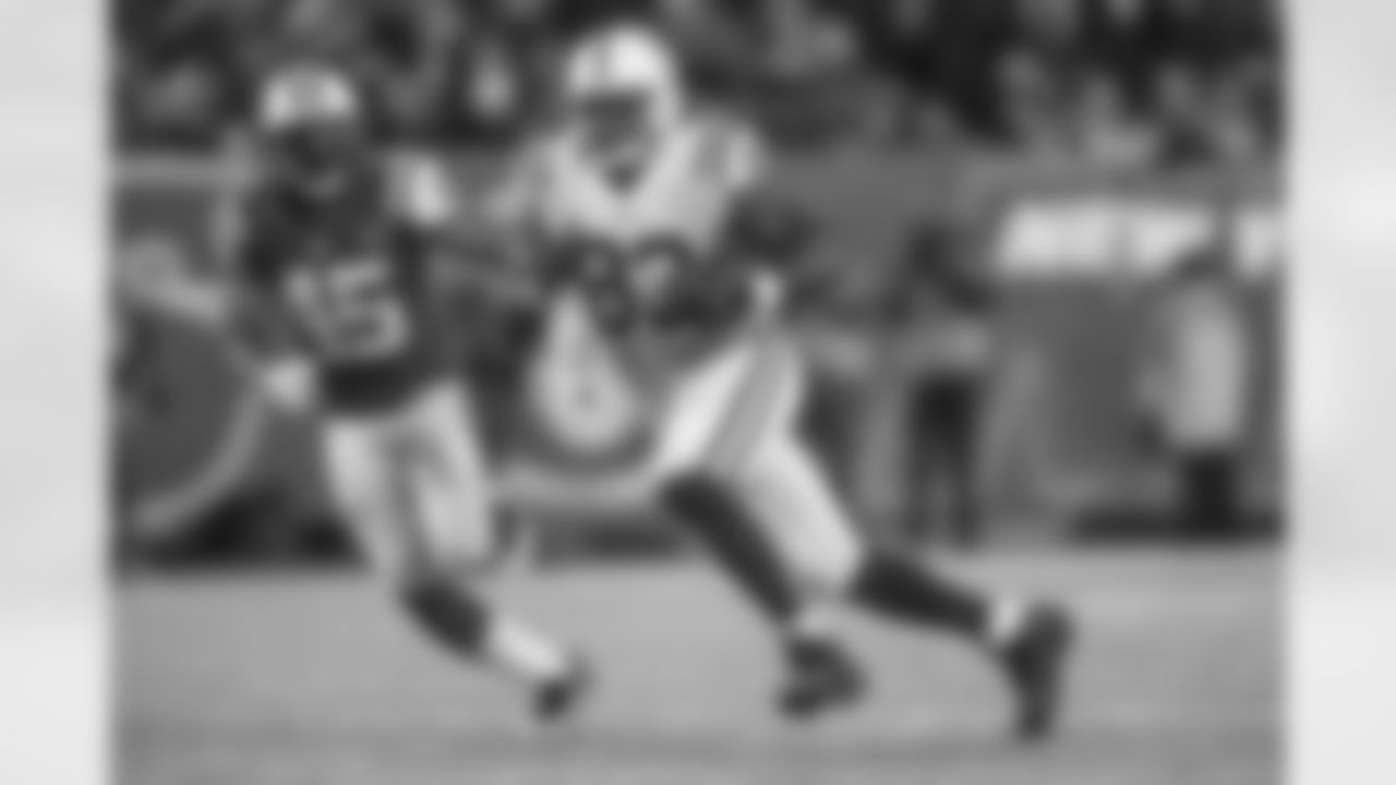 Indianapolis Colts tight end Dwayne Allen (83) runs after a catch during the game against the New York Jets , Monday December 5, 2016, Secaucus, NJ. The Colts defeated the Jets 41-10. (Al Tielemans via AP Images)