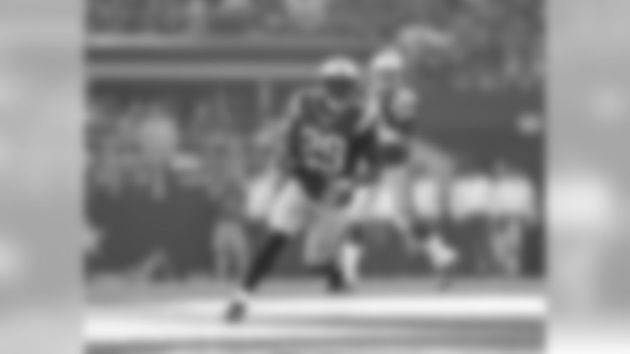 New England Patriots running back LeGarrette Blount (29) runs during an NFL game against the Dallas Cowboys at AT&T Stadium in Arlington, Texas, Sunday, October 11, 2015. The Patriots defeated the Cowboys, 30-6.