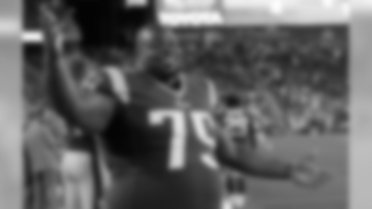New England Patriots defensive tackle Vince Wilfork reacts to his team's last-minute touchdown during the fourth quarter of an NFL preseason football game against the New York Giants Thursday, Aug. 29, 2013, in Foxborough, Mass. The Patriots won 28-20. (AP Photo/Elise Amendola)