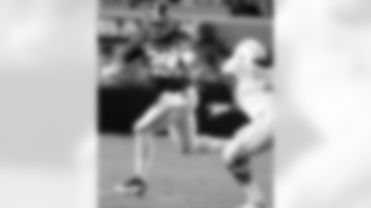 FOR USE AS DESIRED WITH NFL DRAFT STORIES - FILE - In this Oct. 22, 2011, file photo, Alabama linebacker Dont'a Hightower (30) returns an interception past Tennessee offensive lineman Dallas Thomas (71) during the second half of an NCAA college football game in Tuscaloosa, Ala. Hightower is a top prospect in the upcoming NFL football draft. (AP Photo/Butch Dill, File)