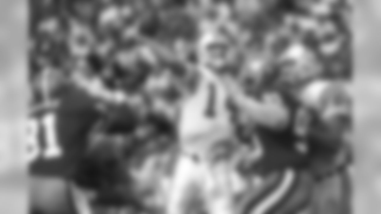 New England Patriots quarterback Steve Grogan (14) gets set to throw a pass under pressure from San Francisco 49ers defensive lineman Michael Carter (95) during an NFL game Oct. 22, 1989, in Stanford, Calif. (Arthur Anderson via AP)