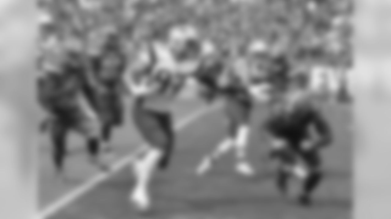 New England Patriots tight end Rob Gronkowski (87) runs after a catch against the Cleveland Browns in the first half of an NFL football game Sunday, Oct. 9, 2016, in Cleveland. (AP Photo/David Richard)