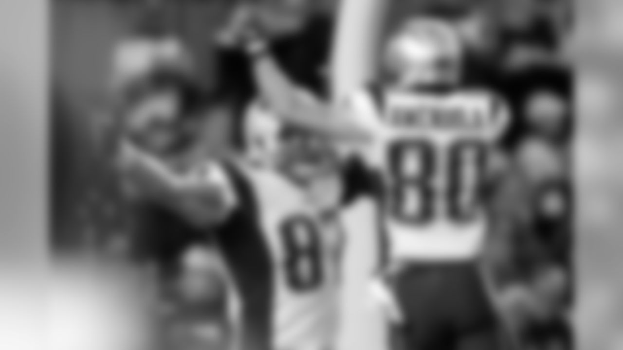 New England Patriots tight end Rob Gronkowski, right, holds teammate Danny Amendola as they celebrate his touchdown during the second half of an NFL football game in Pittsburgh, Sunday, Oct. 23, 2016. (AP Photo/Jared Wickerham)