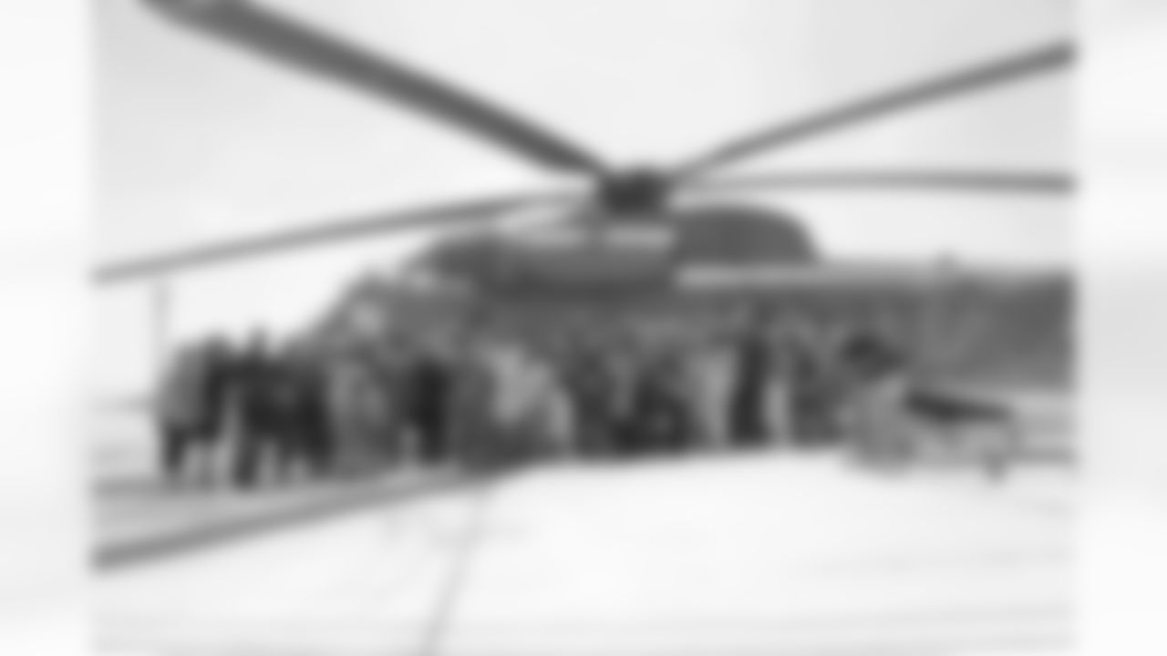 New England Patriots owner Robert Kraft with two IAF pilots and the delegation of NFL Hall of Famers, spouses, and guests, in front of an IAF Sikorsky helicopter at the Tel Nof air base.