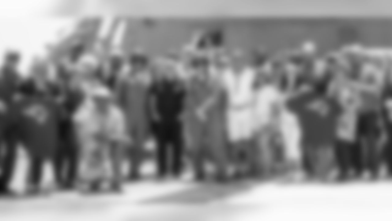New England Patriots owner Robert Kraft (center) with two IAF pilots and the delegation of NFL Hall of Famers, spouses, and guests, in front of an IAF Sikorsky helicopter at the Tel Nof air base.