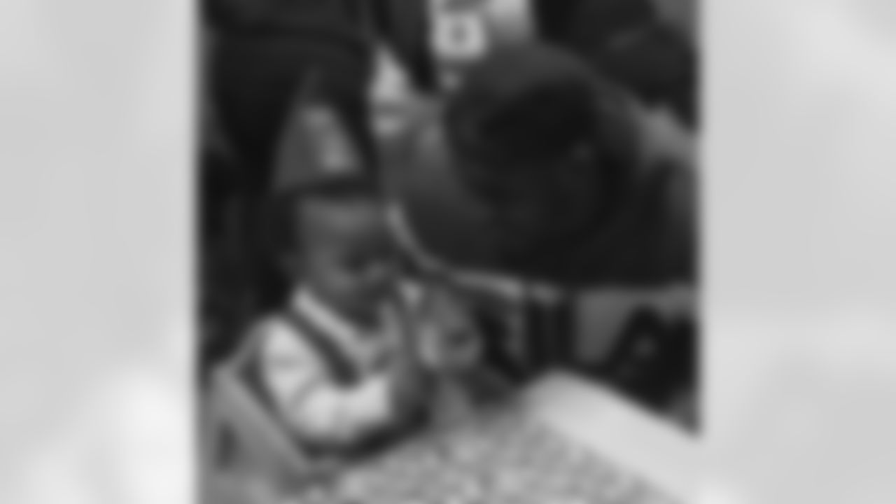 20161115-duron-harmon-social-scene.jpg