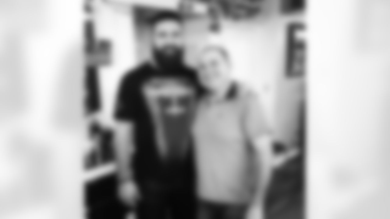 Rob Ninkovich – Instagram (@nink50) : My guy mike @ #gusanddonnaskeeping the beard beautiful for me!#beardlife