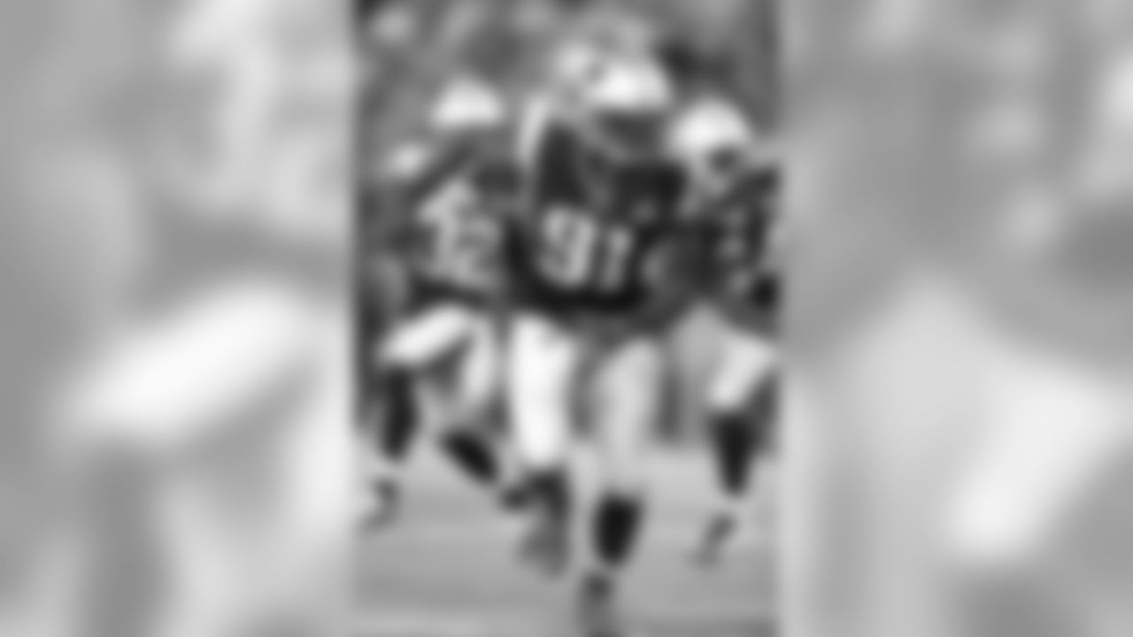 New England Patriots linebacker Jamie Collins (91) rushes to the ball in action against the Pittsburgh Steelers Thursday September 10, 2015 in Foxboro, Mass.