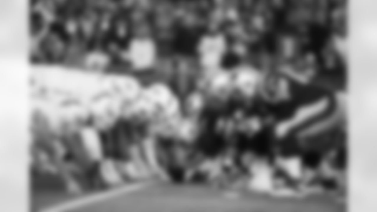 The Miami Dolphins and New England Patriots face off at the line of scrimmage in the first half of an NFL football game, Thursday, Oct. 29, 2015, in Foxborough, Mass. (AP Photo/Michael Dwyer)