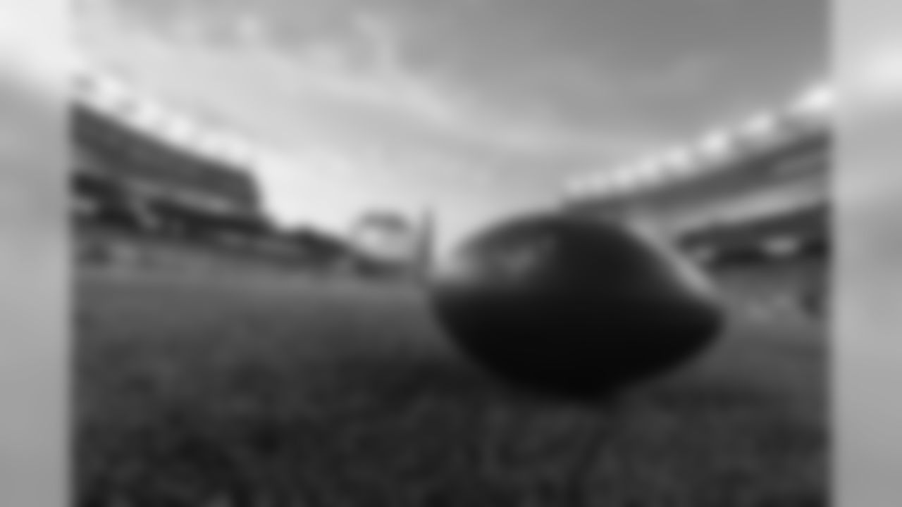 Dont'a Hightower, LB - Hightower missed practice on Thursday but reportedly will play through his lingering knee injury. The Jets will clearly try to get the running game going against the Patriots No. 4 run defense and Hightower will lead the charge attempting to keep that from happening in order to put pressure on New York's young quarterback.
