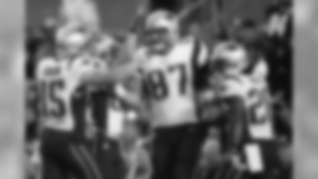 New England Patriots tight end Rob Gronkowski (87) celebrates his touchdown with teammates during the second half of an NFL football game in Pittsburgh, Sunday, Oct. 23, 2016. (AP Photo/Jared Wickerham)
