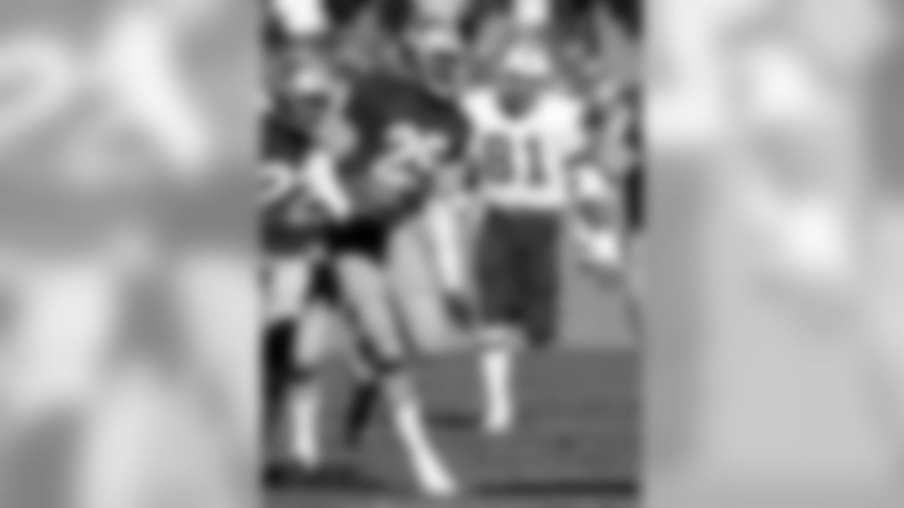 San Francisco 49ers cornerback Gerard Williams (29) returns an interception 28 yards during an NFL game against the New England Patriots in San Francisco, Nov. 30, 1980. The 49ers defeated the Patriots 21-17. (AP Photo/Arthur Anderson)