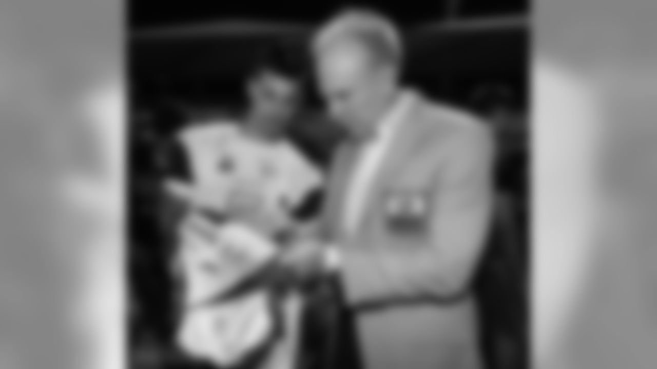 Roger Staubach signs an autograph for a fan.