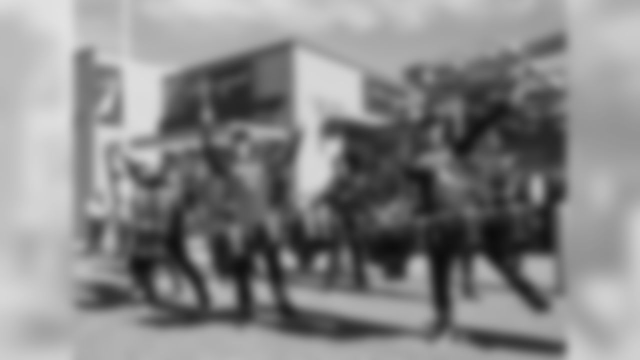 092715tailgating_ea00.jpg