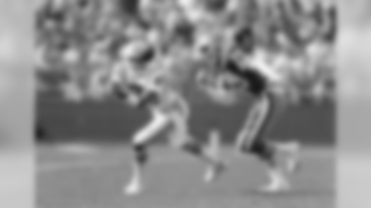San Francisco 49ers defensive back Don Griffin (29) covers during an NFL football game against New England Patriots wide receiver Stanley Morgan (86) on Sunday, Oct. 22, 1989 in Palo Alto. The 49ers won the game 37-20. (AP Photo/Greg Trott)