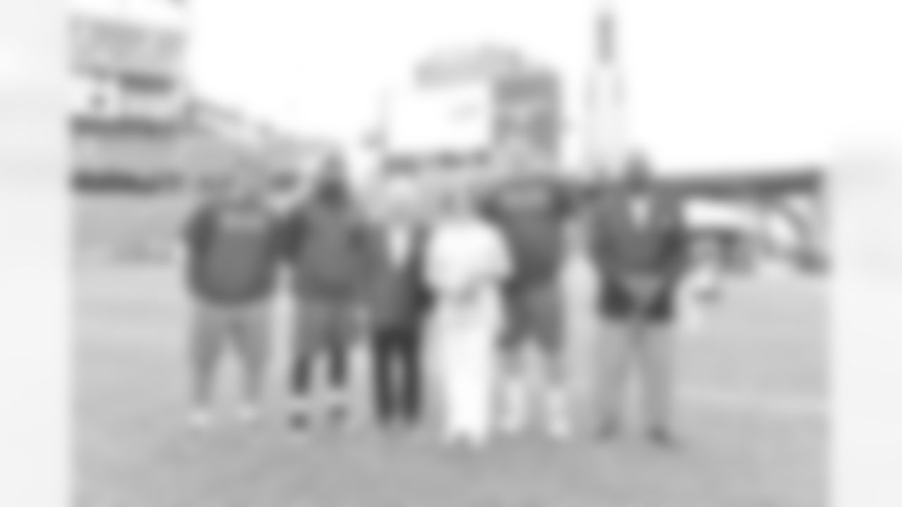 siblingconnection_noniebouthilette_field1_small.jpg