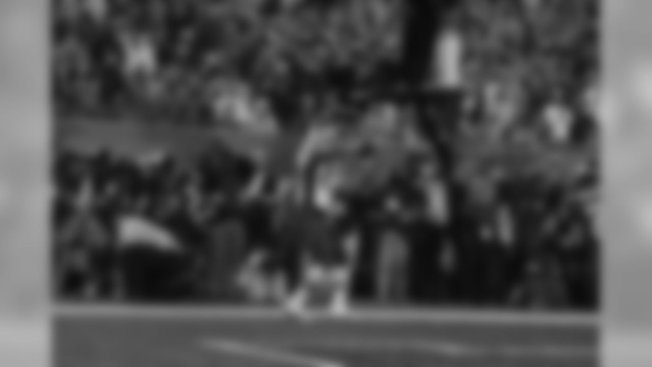 David Givens four-yard TD catch before halftime (seventh consecutive playoff game with a TD) (XXXIX vs Eagles)