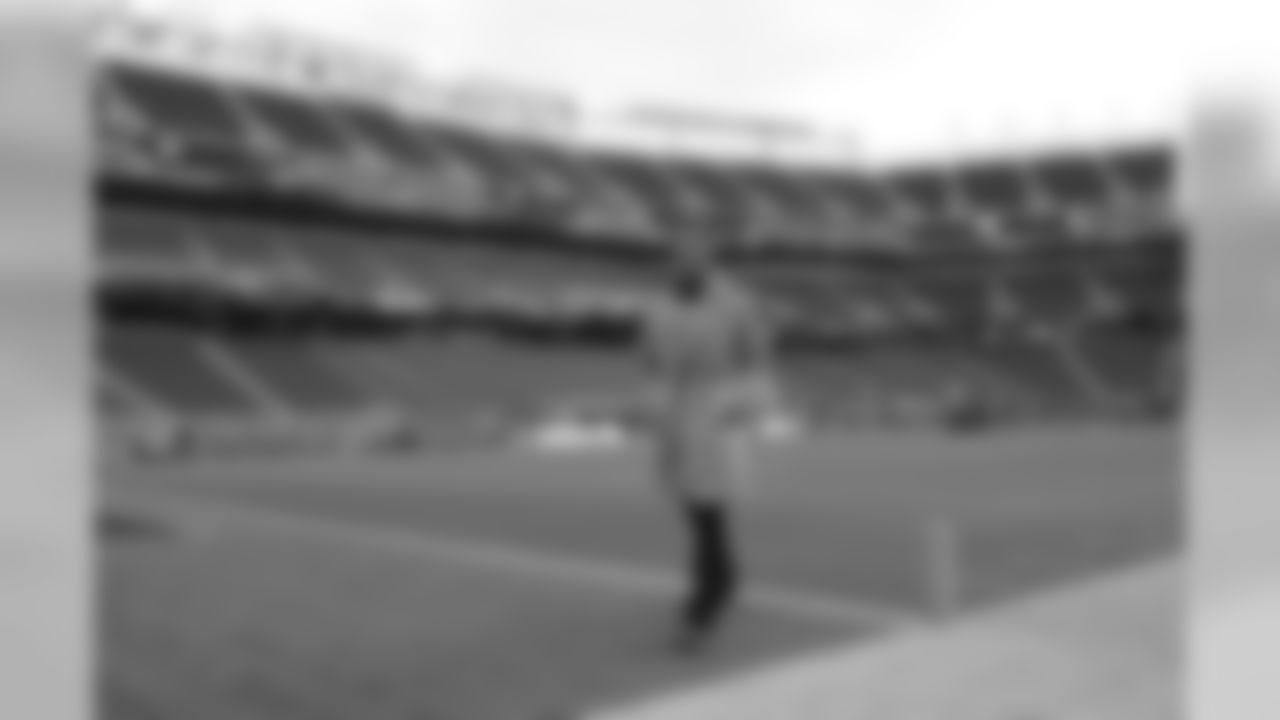 New England Patriots quarterback Tom Brady walks on the field before an NFL football game against the San Francisco 49ers in Santa Clara, Calif., Sunday, Nov. 20, 2016. (AP Photo/Marcio Jose Sanchez)