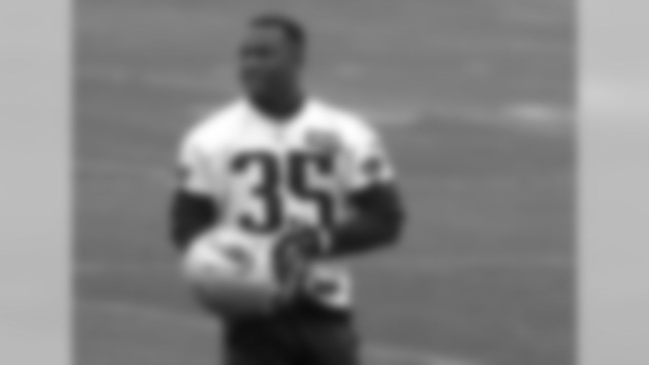 New England Patriots running back Mike Gillislee takes a break during an NFL football organized team activities practice Thursday, May 25, 2017, in Foxborough, Mass. (AP Photo/Bill Sikes)