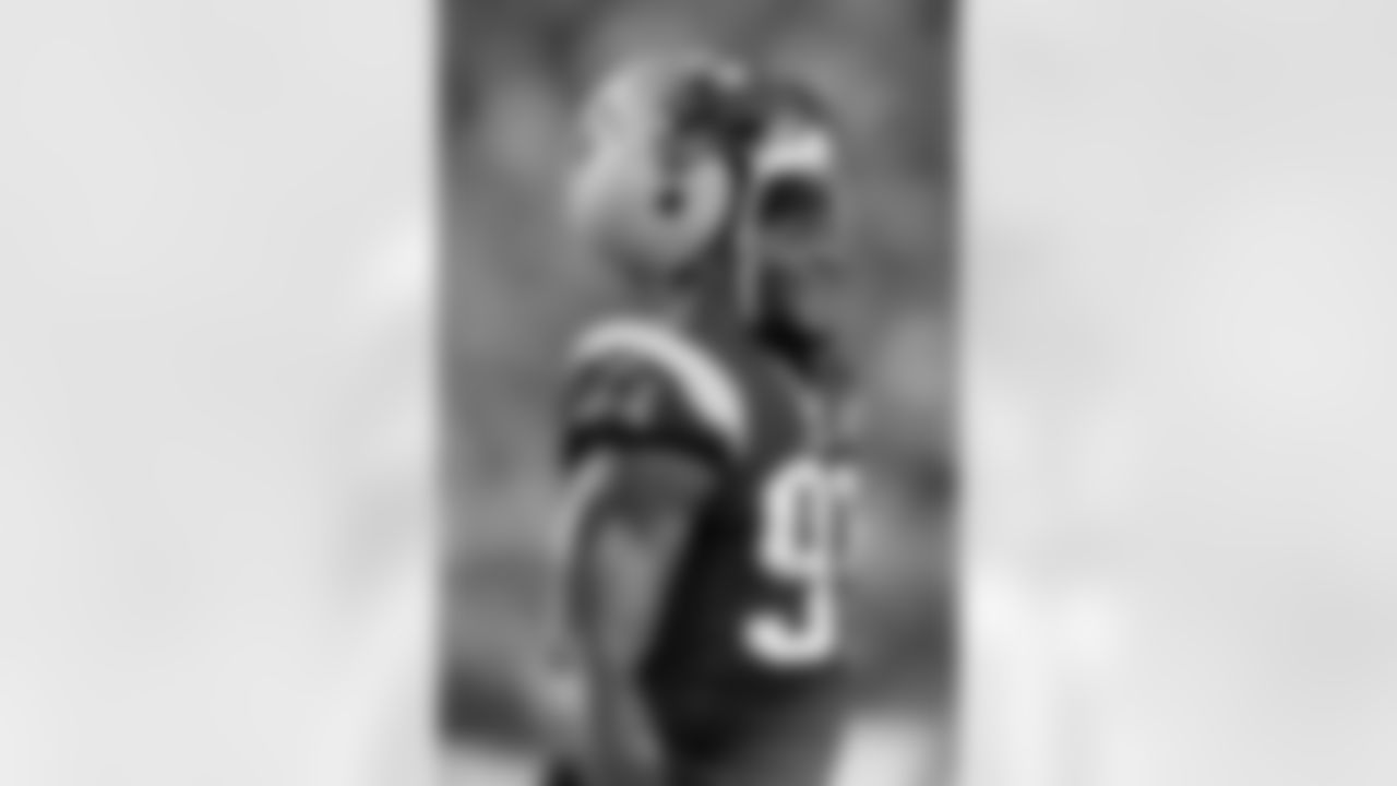 New England Patriots Jamie Collins #91 walks to the sidelines against the Pittsburgh Steelers during an NFL football game, Thursday, Sept. 10, 2015, in Foxborough, Mass. (AP Photo/Gregory Payan)