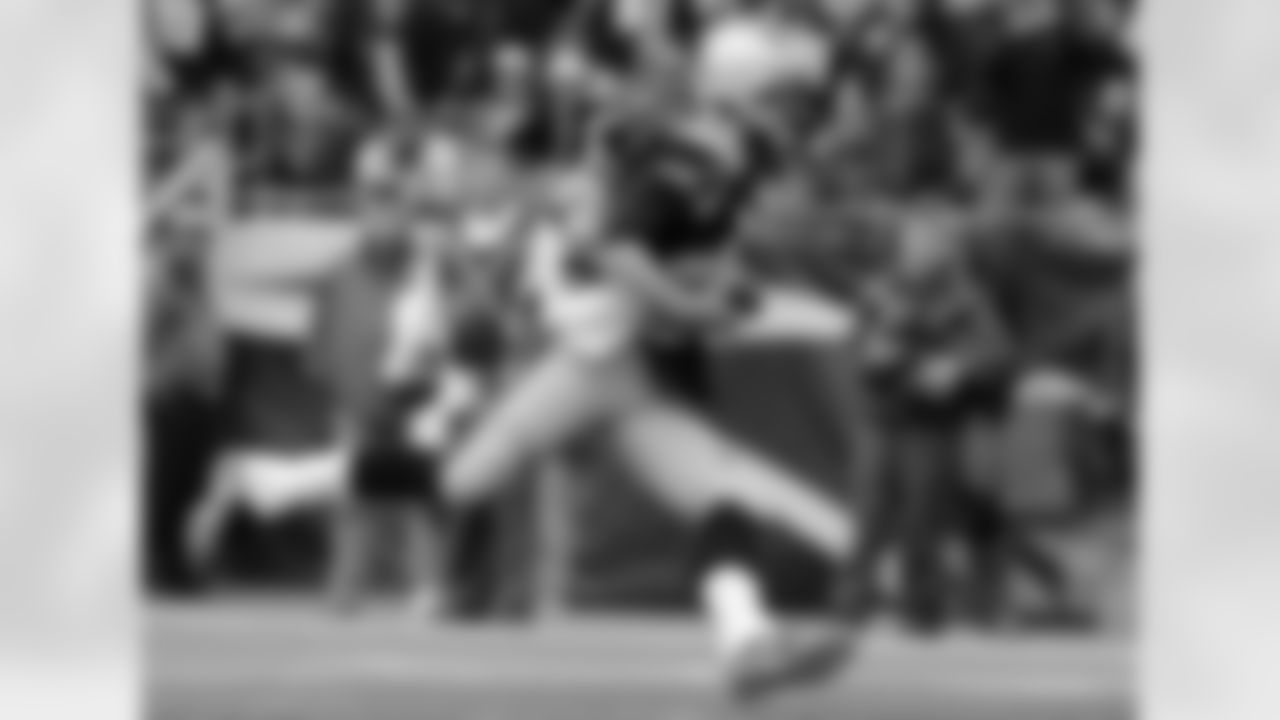 New England Patriots quarterback Tom Brady runs for yardage against the New York Jets during the first half of an NFL football game, Sunday, Oct. 25, 2015, in Foxborough, Mass. (AP Photo/Charles Krupa)