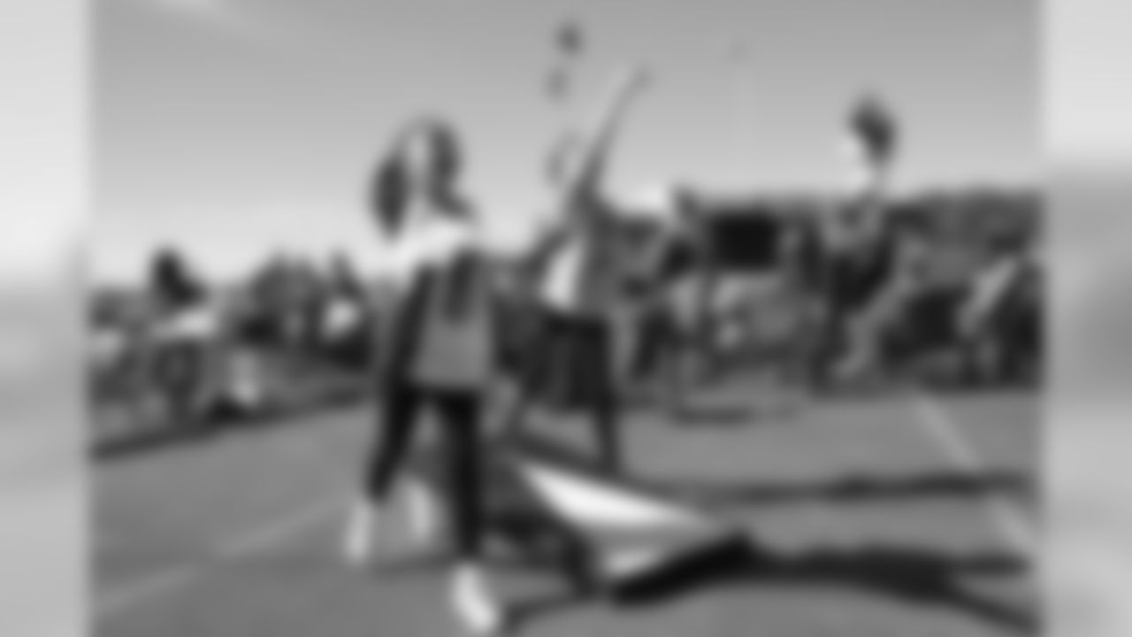 092715tailgating_ea01.jpg