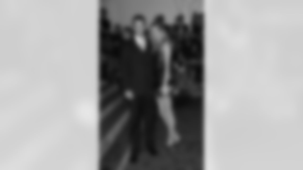 New England Patriots' Tom Brady and his wife, model Gisele Bundchen arrive at the Metropolitan Museum of Art's Costume Institute Gala in New York on Monday May 4, 2009. (AP Photo/Evan Agostini)
