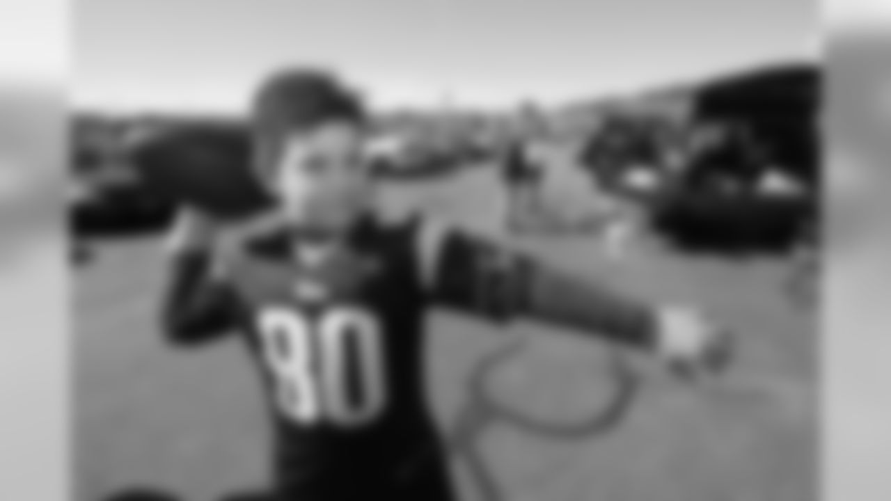 092715tailgating_ea05.jpg