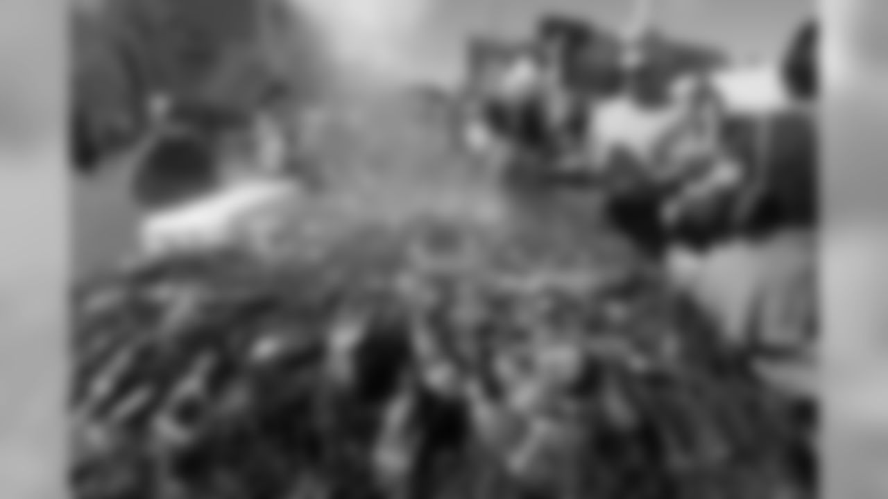 092715tailgating_ea07.jpg
