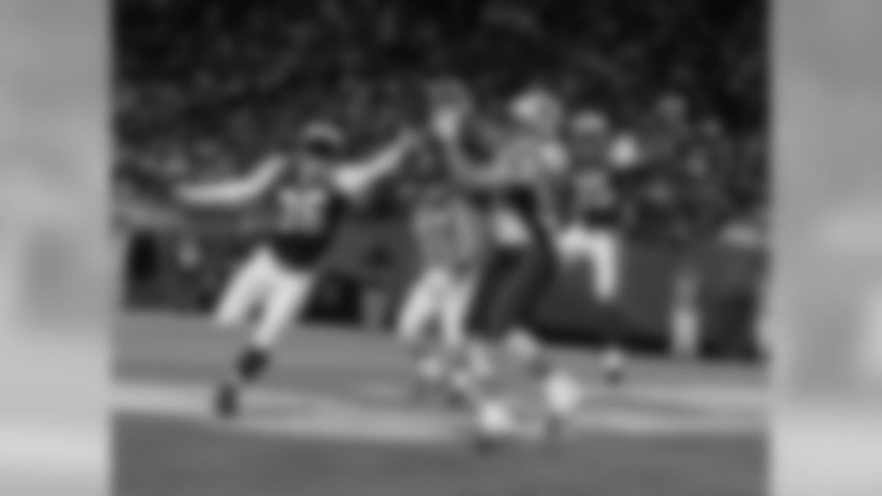 Patriots LB Mike Vrabel, reprising his role on offense, opened the scoring by catching a 1-yard TD pass, and Corey Dillon ran for a pair of touchdowns in the Patriots' 31-21 victory on Dec. 26, 2005.