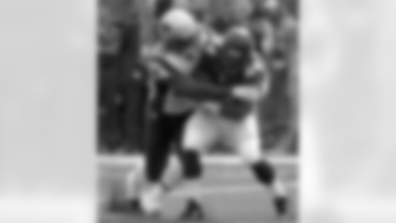 Minnesota Vikings running back Matt Asiata, right, is stopped by New England Patriots linebacker Dont'a Hightower after catching a pass for a 5-yard gain during the second quarter of an NFL football game Sunday, Sept. 14, 2014, in Minneapolis.