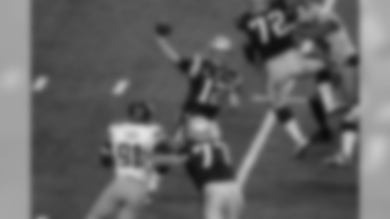Tom Brady sets then-SB record with 16 straight pass completions (XLVI vs Giants).