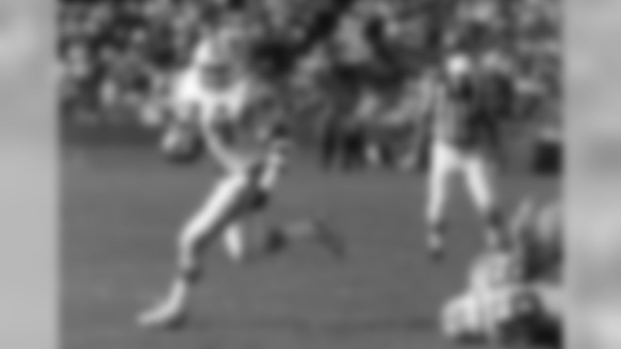 New England Patriots running back John Stephens (44) heads downfield during an NFL game against the San Francisco 49ers on Sunday, Oct. 22, 1989, in Palo Alto. The 49ers won the game, 37-20. (AP Photo/Greg Trott)