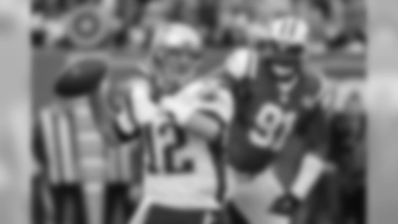 New England Patriots quarterback Tom Brady (12) throws a pass during the first half of an NFL football game against the New York Jets Sunday, Dec. 27, 2015, in East Rutherford, N.J. (AP Photo/Seth Wenig)
