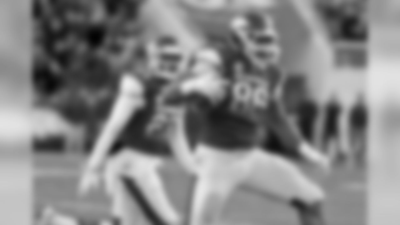 Antonio Brown, WR - Pittsburgh's playmaking dancer may just be the best in the game today. Even without his starting quarterback the Patriots need to ensure a Brown out at Heinz Field, defending Brown catching deep balls and also catching short passes turning those into big plays. It's a big challenge for a pass defense that remains a concern.