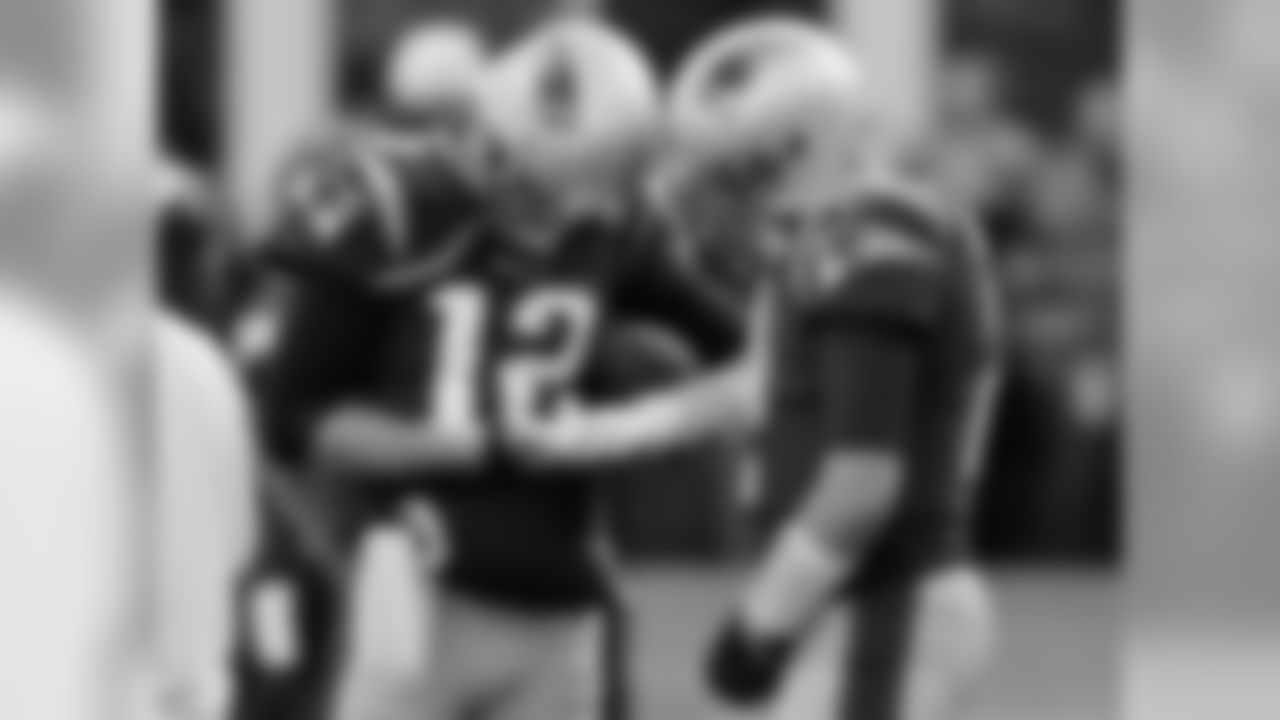 New England Patriots quarterback Tom Brady, left, looks at his taped right hand beside backup quarterback Brian Hoyer before the AFC championship NFL football game against the Jacksonville Jaguars, Sunday, Jan. 21, 2018, in Foxborough, Mass. (AP Photo/Charles Krupa)