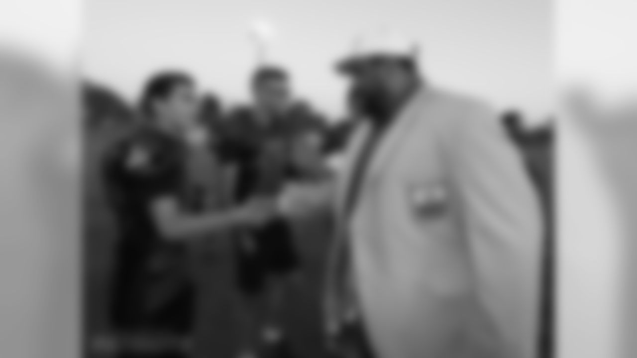 Jerome Bettis greets an Israeli Football League player.