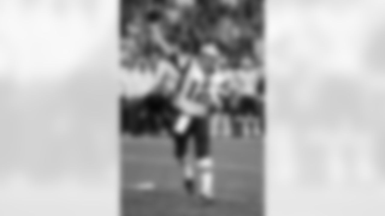 Tom Brady goes 13-of-15 for 124 yards and two touchdowns in the fourth quarter to cap the largest fourth-quarter comeback in Super Bowl history (XLIX vs Seahawks).