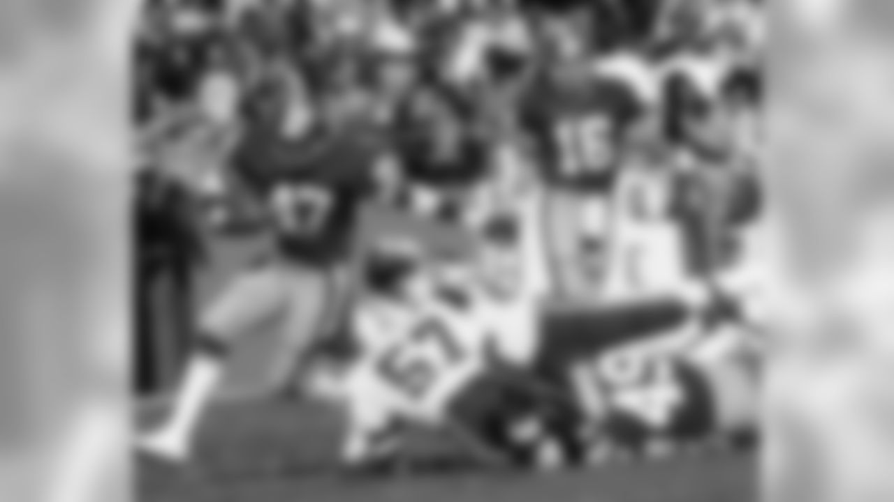 San Francisco 49ers running back Don Woods (47) runs upfield during an NFL game against the New England Patriots in San Francisco, Nov. 30, 1980. The 49ers defeated the Patriots 21-17. (AP Photo/Arthur Anderson)