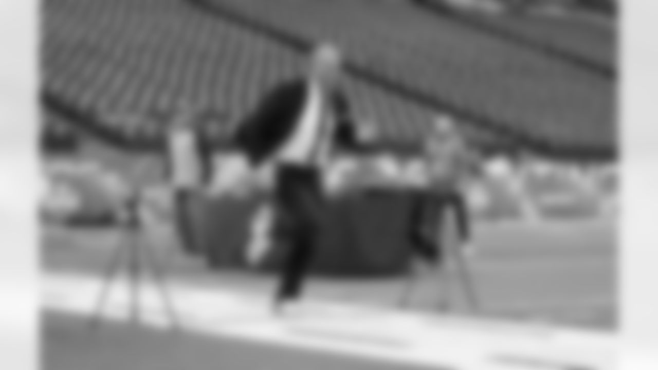 NFL Network's Rich Eisen runs the 40 yard dash