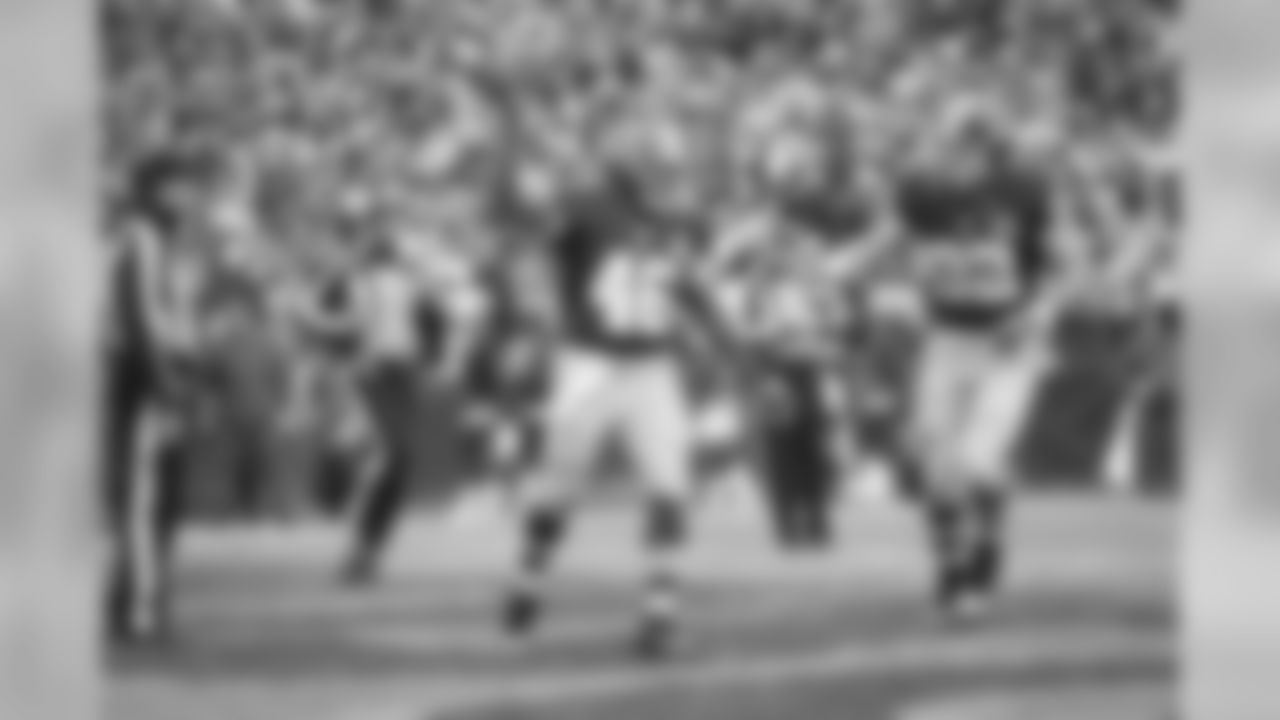 Redskins RB Alfred Morris celebrates his rushing touchdown.