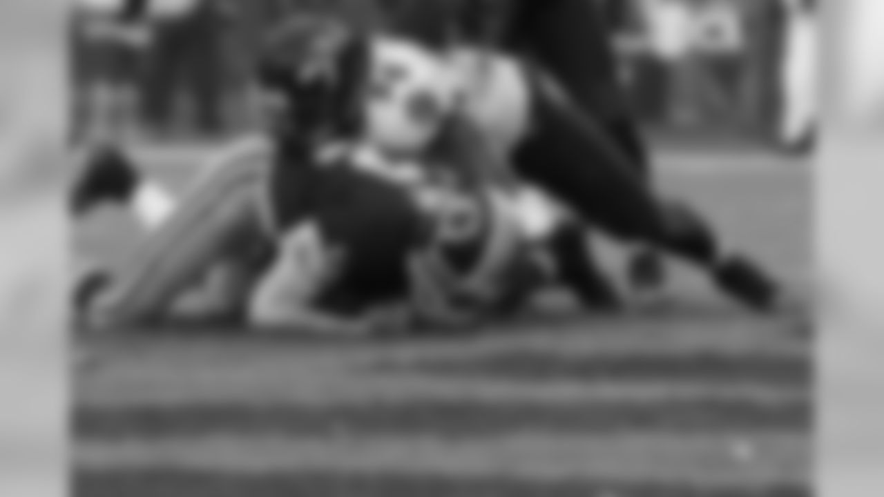 Redskins QB Kirk Cousins dives into the end zone for a two-point conversion.