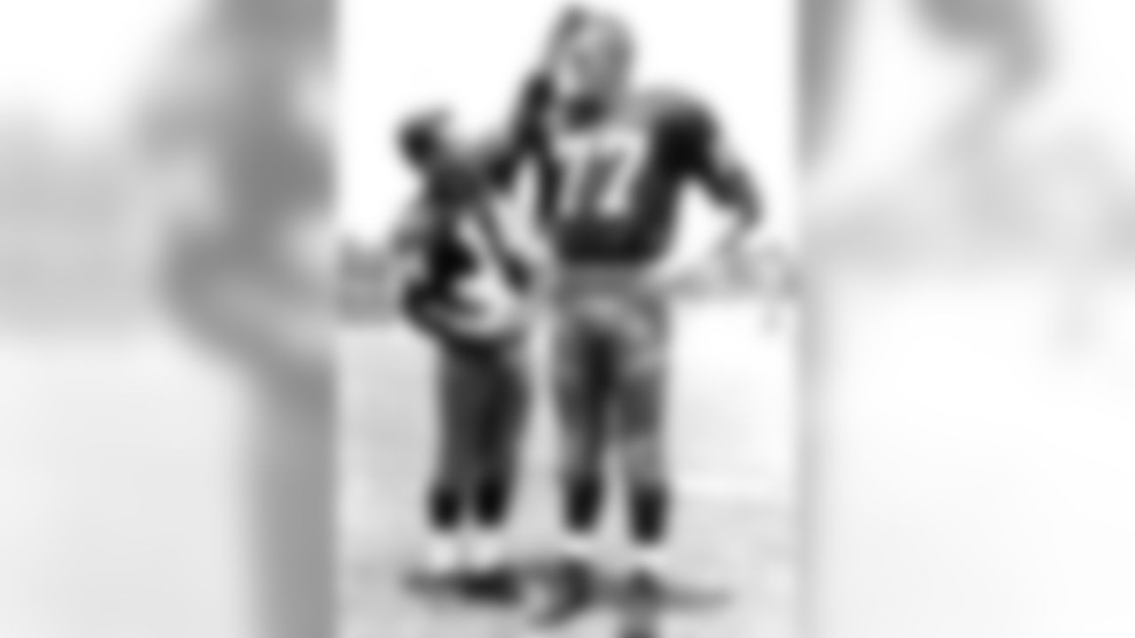 Eddie LeBarion posing with the tallest player on the Redskins in 1959, tackle Chuck Griffith.