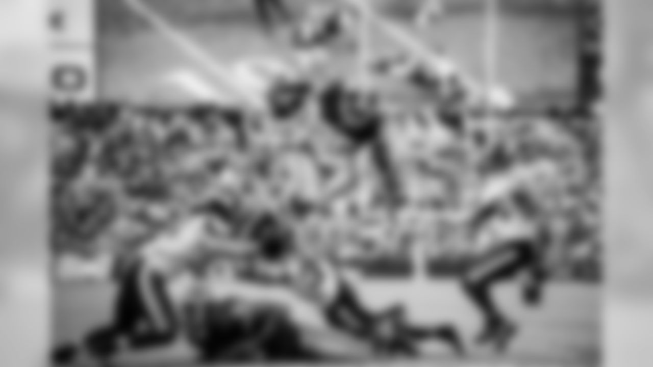 TE Vernon Davis - 799 Snaps